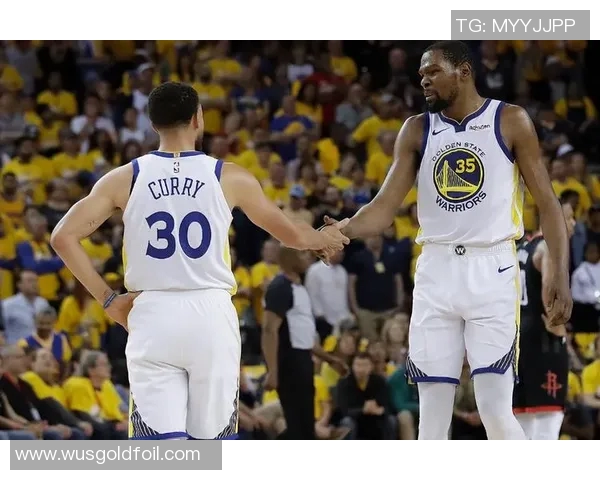 足球巨星挑战篮球场展现全能运动员风采引发球迷热议